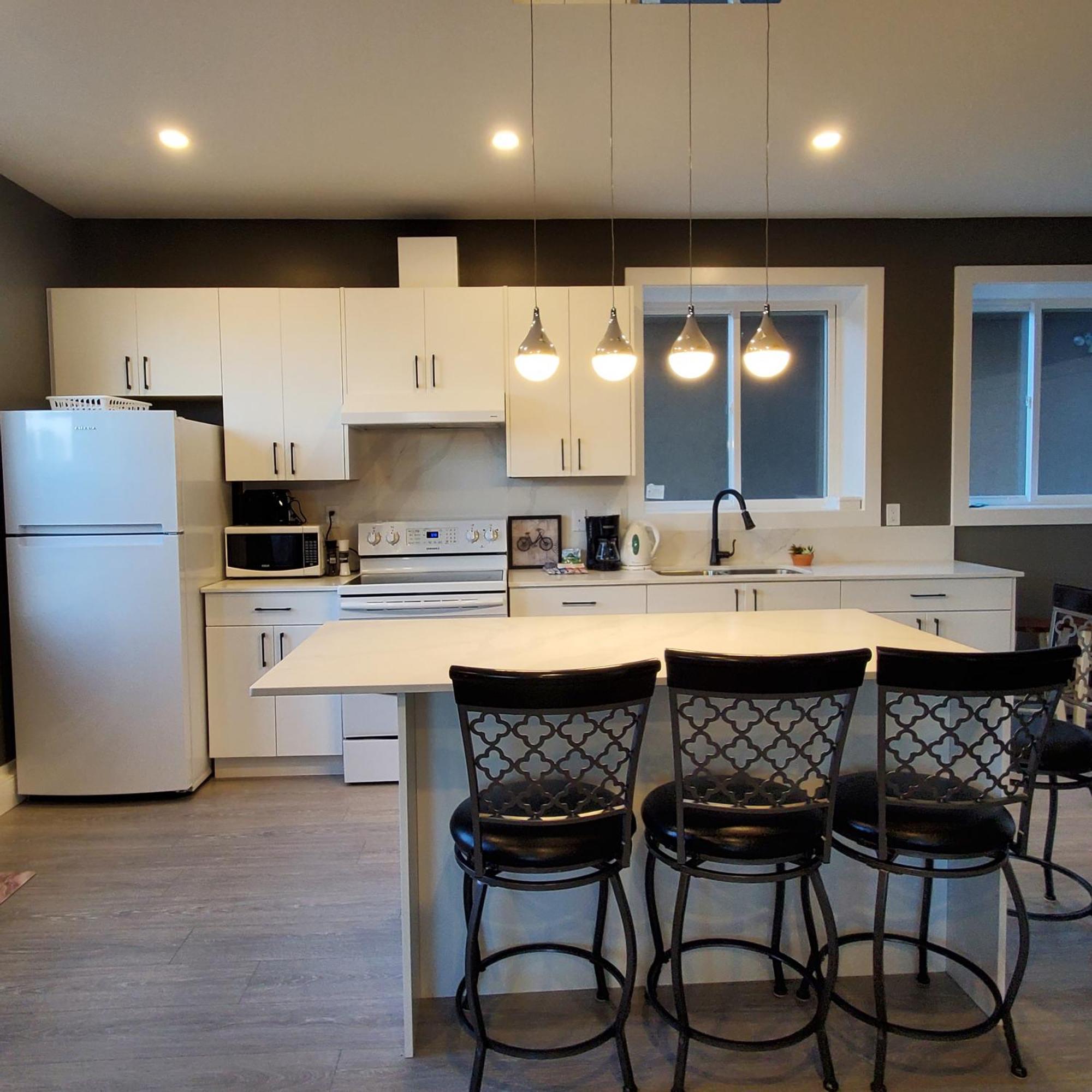 Mountain Retreat 3 Bedroom Garden House Near Heritage Park, Coliseum , Hwy 1, Fishing, Cultus Lake Chilliwack Phòng bức ảnh