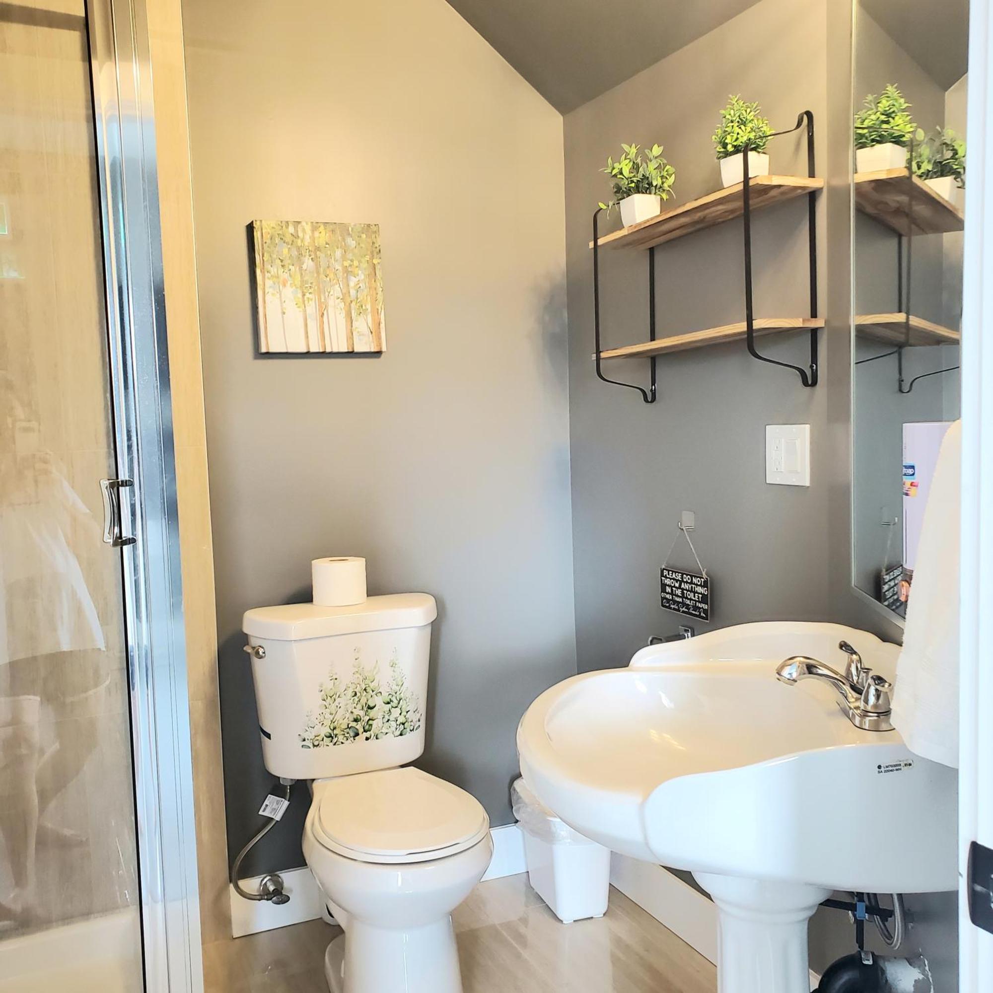 Mountain Retreat 3 Bedroom Garden House Near Heritage Park, Coliseum , Hwy 1, Fishing, Cultus Lake Chilliwack Ngoại thất bức ảnh